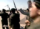 Иракские солдаты бегут в Кувейт и сдаются войскам США