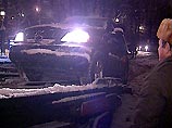 Таможенники вывозят престижные иномарки из московских автосалонов