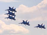 Российские военные летчики впервые в мире продемонстрировали полеты в группе из десяти 
самолетов
