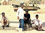 "На улицах Басры все спокойно и нет никаких признаков насилия и беспорядков", - передает из блокированного американо-британскими войсками города корреспондент арабской телекомпании.