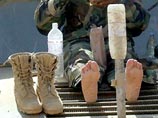 Британский солдат надел иракские ботинки, найденные в брошенных казармах, после того, как черные армейские ботинки, в которых его прислали в зону Персидского залива, развалились от жары в пустыне