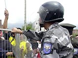 Заключенные в Эквадоре взяли в заложники двух надзирателей, связав их шлангами от противогазов Заключенные в Эквадоре взяли в заложники двух надзирателей, связав их шлангами от противогазов
