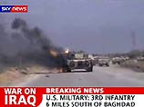 Телеканал SkyTV передает видеокадры наступления войск США - к югу от Багдада на автомагистрали, по которой к столице Ирака продвигается техника войск коалиции, виден подбитый ракетой американский танк
