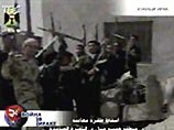 Вокруг - радующиеся люди с автоматами, вероятно - иракские ополченцы