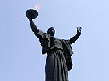 В Киеве посетитель музея погиб, упав с монумента "Родина-мать" В Киеве посетитель музея погиб, упав с монумента "Родина-мать"