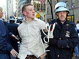 Почти 100 участников демонстрации протеста против войны в Ираке были арестованы в понедельник полицией Нью-Йорка