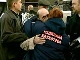 В аэропорту прибывших встречают родственники В аэропорту прибывших встречают родственники