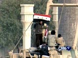 На останках статуи бывшего иракского лидера ликующие жители Багдада устроили пляски
