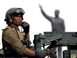 Американские морские пехотинцы в четверг предприняли попытку взорвать 14-метровую статую Саддама Хусейна в центре Багдада