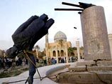 В центре Багдада морпехи пытались взорвать статую Саддама, но она устояла, закрывшись рукой