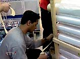 Израильтяне уже не боятся иракских химатак и снимают полиэтиленовую пленку с окон Израильтяне уже не боятся иракских химатак и снимают полиэтиленовую пленку с окон