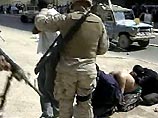 Каждый из нескольких уцелевших после воцарившейся на несколько дней в Багдаде вакханалии иракских полицейских автомобилей с проблесковыми маячками сопровождают два американских военнослужащих