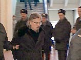 Судья пояснил, что вина Лимонова и Аксенова по этой статье не доказана, поскольку они не призывали публично к свержению власти, а все материалы, в которых обсуждалась эта тема, распространялись негласно Судья пояснил, что вина Лимонова и Аксенова по этой статье не доказана, поскольку они не призывали публично к свержению власти, а все материалы, в которых обсуждалась эта тема, распространялись негласно