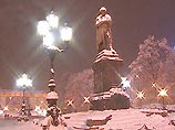 Для уборки снега управления дорожного хозяйства административных округов Москвы выделили 2600 снегоуборочных машин и 700 самосвалов