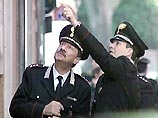 Итальянские полицейские спасли женщину-самоубийцу, поймав ее на лету Итальянские полицейские спасли женщину-самоубийцу, поймав ее на лету