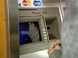 Деньги снимались в основном из банкоматов, установленных вдоль Садового кольца. За большинством из них организовали круглосуточное наблюдение