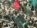 Многотысячные потоки мусульман-шиитов под черными, зелеными и красными флагами вливаются в город, на подступах к которому стоят американские войска