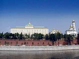 Рядовой Фокин был найден "избитым, с перерезанными венами в кремлевском туалете где-то в ста метрах от кабинета Путина", сообщил Борис Немцов