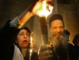 Благодатный огонь, возжегшийся сегодня в иерусалимском храме Гробы Господня, сегодня в 10 часов вечера прибудет в Москву