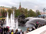 Торжественный пуск фонтанов и традиционное "водное" шоу состоится в этом году 30 апреля возле знаменитой "Тройки" на Манежной площади