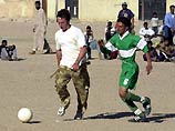 В понедельник они провели футбольный матч с иракцами в городе Неджеф на юге страны и проиграли со счетом 7-0