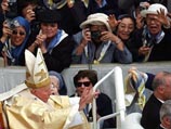 Во время воскресной церемонии, продлившейся два часа, 82-летний Иоанн Павел II, по причине слабого здоровья, сидел в специальном кресле, благодаря которому он может не стоять у алтаря во время богослужения