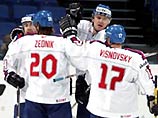 Сначала действующие чемпионы мира - сборная Словакии - упрочили свое место в турнирной таблице, разгромив хоккеистов из Японии. Финальная сирена зафиксировала победу словаков со счетом 10:1