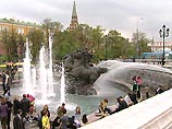 Около 15 часов в Москве по команде мэра Юрия Лужкова были включены все фонтаны, которых в столице насчитывается около 150