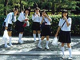 По данным газеты Mainichi Shimbun, преступника выдал невероятно высокий для школьницы рост - 175 сантиметров
