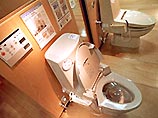 В Японии фирма Matsushita, выпускающая продукцию под маркой Panasonic, тоже подключила туалеты к сети. Они способны анализировать уровень холестерина благодаря электродам, связанным с сенсорами.