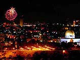 В рамках торжеств еще накануне вечером по всей стране на протяжении 2 часов небо освещали залпы праздничного салюта