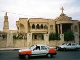 Христианство исповедуют примерно 700 тысяч человек из 26 миллионов иракцев. В основном это халдеи, принадлежащие к так называемым униатским католическим течениям. На фото - халдейский храм в иракском городе Мосул