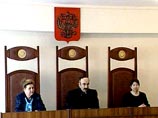 В зале заседания, как обычно, присутствует подсудимый Буданов, однако он старается не обращать внимания на происходящее вокруг него