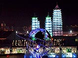 С декабря по февраль в Харбине проходит всекитайский фестиваль ледяных фигур. В парках города, на его улицах и площадях появляются замысловатые строения изо льда, прозрачные и светящиеся статуи