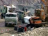 Спасатели-водолазы МЧС России в ночь на вторник совершили спуск в скважину, ведущую ко входу номер 1 Кармадонского тоннеля, где во время схода ледника могли укрыться люди Спасатели-водолазы МЧС России в ночь на вторник совершили спуск в скважину, ведущую ко входу номер 1 Кармадонского тоннеля, где во время схода ледника могли укрыться люди