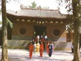 Шаолиньский монастырь, расположенный в провинции Хэнань, считается одной из самых известных в Китае и за его пределами святынь местной школы буддизма, а также центром китайского боевого искусства ушу