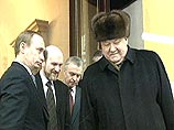 По словам Ельцина, до этого момента о таком решении знал, кроме него, только один человек - Владимир Путин, тогда еще премьер-министр России. Но и он еще не знал точной даты