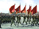 9 мая российские воины, судя по всему, последний раз в своей истории маршировали под советскими штандартами