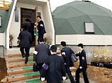 Японские власти начали сегодня повальные обыски на десяти с лишним объектах секты "Лаборатория Панауэйв", которая обещает завтра "конец света". К операции привлечены сотни сыщиков и полицейских в префектурах Токио, Фукуи, Яманаси и Окаяма