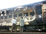 По меньшей мере 38 человек погибли и 15 - пострадали в результате пожара в поезде на севере Индии По меньшей мере 38 человек погибли и 15 - пострадали в результате пожара в поезде на севере Индии