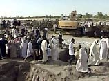 Иракцы продолжают самостоятельно извлекать останки людей из братской могилы в деревне Эль-Махауил в надежде опознать своих родственников Иракцы продолжают самостоятельно извлекать останки людей из братской могилы в деревне Эль-Махауил в надежде опознать своих родственников