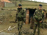 Декабрь в Косово бесснежный, но прохладный. Французские солдаты, отвечающие за блок-пост, разделяющий одну небольшую деревню на два сектора - сербский и албанский, греются у костра