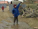 Рядом албанские дети играют в блок-пост. Несколько месяцев здесь тихо, не стреляют, но почти в каждом доме припрятано оружие