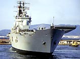 Флагман британского флота, один из трех крупнейших авианосцев Королевских ВМС Ark Royal вернулся из Персидского залива на базу в Портсмуте на юге Англии
