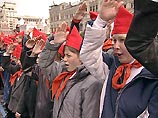 На Красной площади коммунисты приняли в пионеры около двух тысяч детей