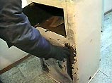 Примерно в 5.50 фабричный сторож увидел, что комната бухгалтерии вскрыта, а возле сейфа стоит какой-то человек. Примерно в 5.50 фабричный сторож увидел, что комната бухгалтерии вскрыта, а возле сейфа стоит какой-то человек.