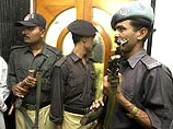 Пакистанского полицейского привели в бешенство коллеги - он застрелил троих