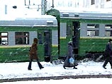 Электричка выехала на платформу Ладожского вокзала в Санкт-Петербурге 