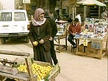 Раньше иракцы по карточкам получали основные продукты питания, которые закупали в рамках программы ООН "нефть в обмен на продовольствие", но сейчас приходится за все платить
