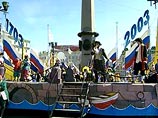 Многие жители и гости города присоединялись к почти двухкилометровой колонне из 8-10 тысяч персонажей Многие жители и гости города присоединялись к почти двухкилометровой колонне из 8-10 тысяч персонажей